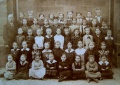 1909 Mädchen mit Lehrer Jung.jpg