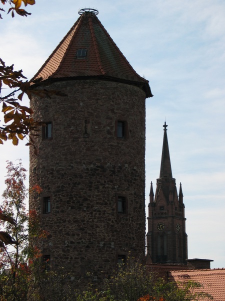 Datei:Spitze Turm und Stadtkirche.jpg