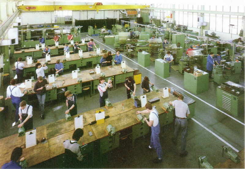 Datei:1986 Pittler Lehrwerkstätten - Überbetriebliche Ausbildung.png