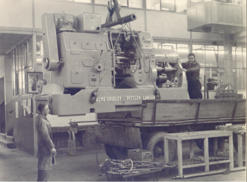 Datei:195x Philipp Rang und Albert Tyszak (Schwiegersohn) beim Verladen einer Pittler Maschine (Drehautomat) bei der Firma Pittler AG.png