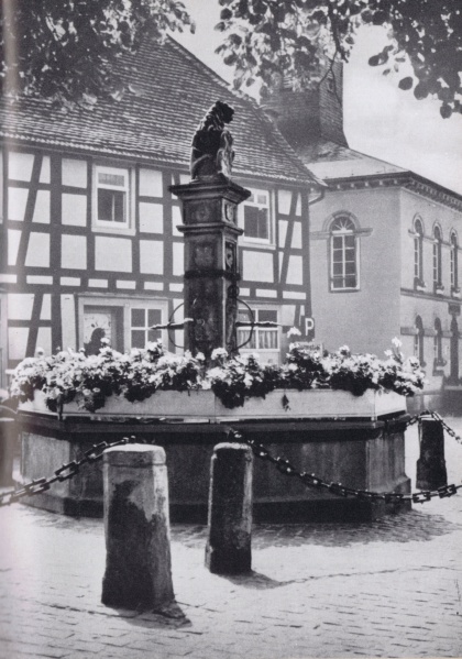 Datei:1961 Vierröhrenbrunnen.jpg